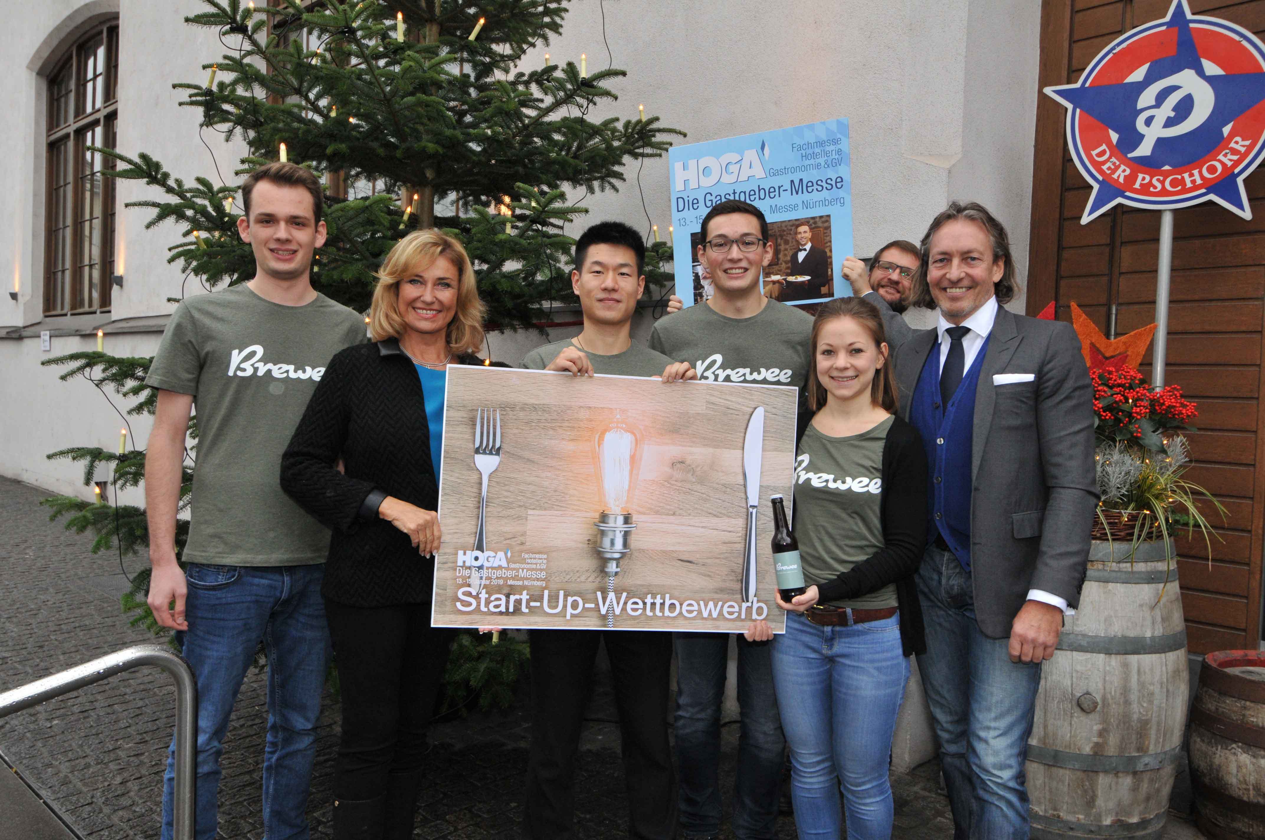 Die Gründer des Münchner Start-ups Brewee und freuen sich gemeinsam mit der Wettbewerbs-Jury über den ersten Platz beim HOGA Start-up-Wettbewerb (v.l.): Tobias Vitt (Brewee), Dagmar Wöhrl, Parlamentarische Staatssekretärin a.D. und Nürnberger Unternehmerin, Zhihao Li (Brewee), Johannes Vitt (Brewee), Theresa Barsy (Brewee), Stephan Dovern, Projektleiter HOGA und Thomas Förster, 1. Vizepräsident DEHOGA Bayern.