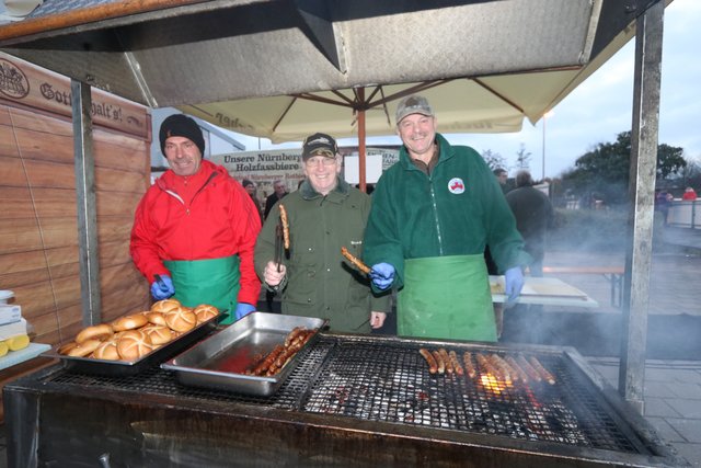 Der 1. Fischereiverein Zirndorf verkaufte Bratwürste für den guten Zweck. | Foto: John Braun