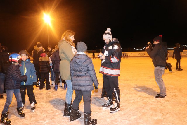 Zahlreiche Eislauf-Fans kamen zur Eröffnung zum Bibert Bad Zirndorf. | Foto: John Braun