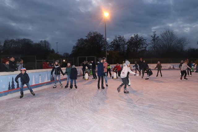 Zahlreiche Eislauf-Fans kamen zur Eröffnung zum Bibert Bad Zirndorf. | Foto: John Braun