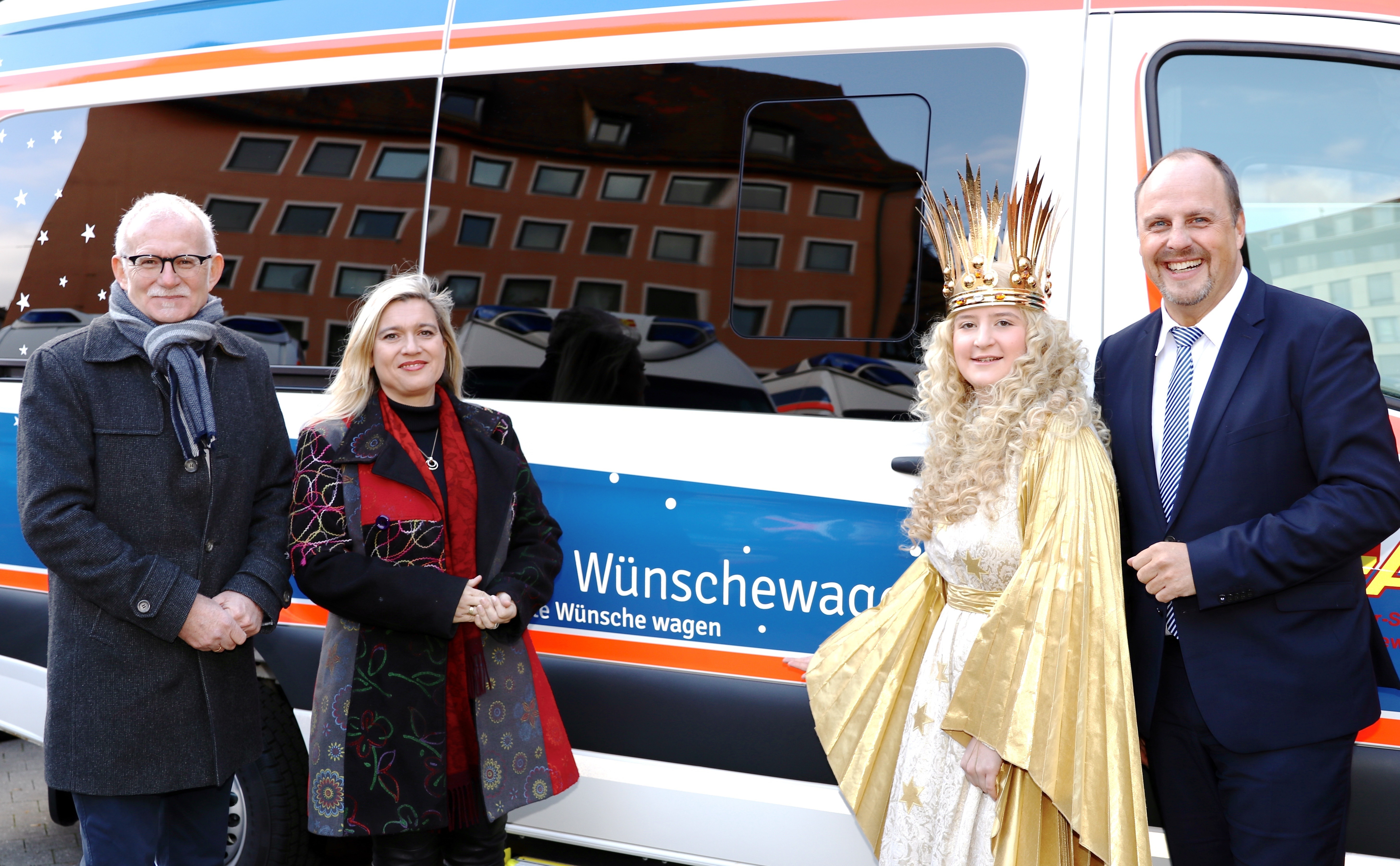 Startschuss für den Wünschewagen Franken (v.l.): ASB-Landesvorsitzender Hans-Ulrich Pfaffmann, die bayerische Gesundheitsministerin Melanie Huml, das Nürnberger Christkind und Nürnbergs Bürgermeister Christian Vogel.