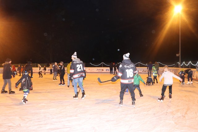 Zahlreiche Eislauf-Fans kamen zur Eröffnung zum Bibert Bad Zirndorf. | Foto: John Braun