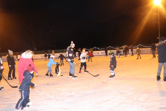 Zahlreiche Eislauf-Fans kamen zur Eröffnung zum Bibert Bad Zirndorf. | Foto: John Braun