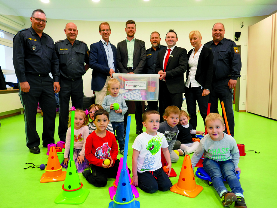 Bernd Klaski (Verkehrserzieher im Landkreis Fürth), Volkmar Paulus (Verkehrserzieher Stadt Fürth), Marcus Steurer (infra-Geschäftsführer), Mathias Kreitinger (Vorsitzender der Fürther Verkehrswacht), Markus Dieret (Verkehrserzieher im Landkreis Fürth), Christian Jung (Leiter der Sparkassen-Geschäftsstelle Stadion), Eleonore Kohlstruck (Leiterin des Kindergartens), Jürgen Berthold (Verkehrserzieher Stadt Fürth) sowie Mädchen und Jungen des Kindergartens Sonnenschein.