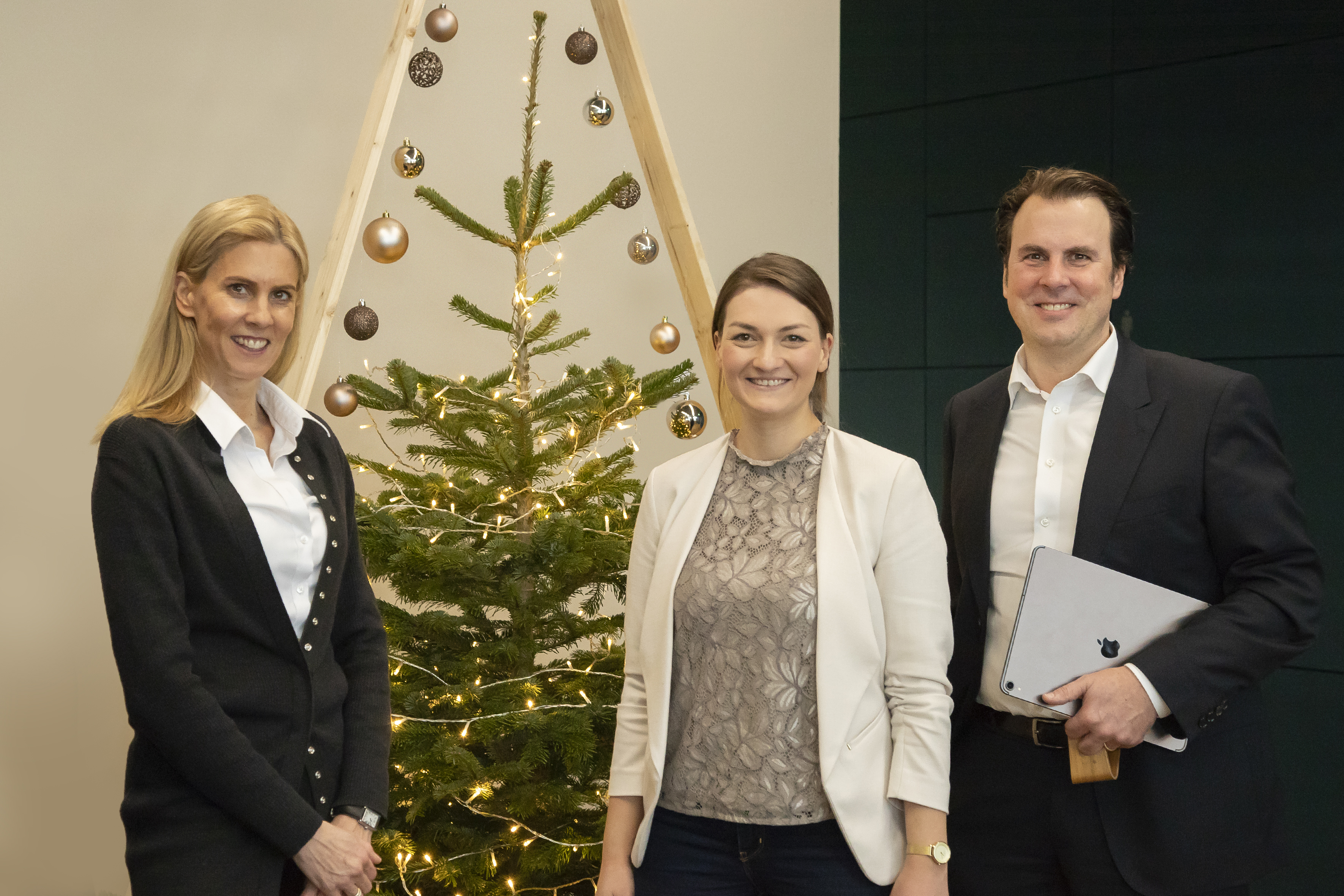 Minsterin Judith Gerlach (Mitte) mit Constanze und Michael Oschmann (Unternehmensfamilie Müller Medien).