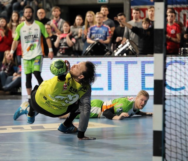 (Foto: HJKrieg, Erlangen): HC-Keeper Nikolas "Katze" Katisgiannis mit einer seiner sensationellen Paraden