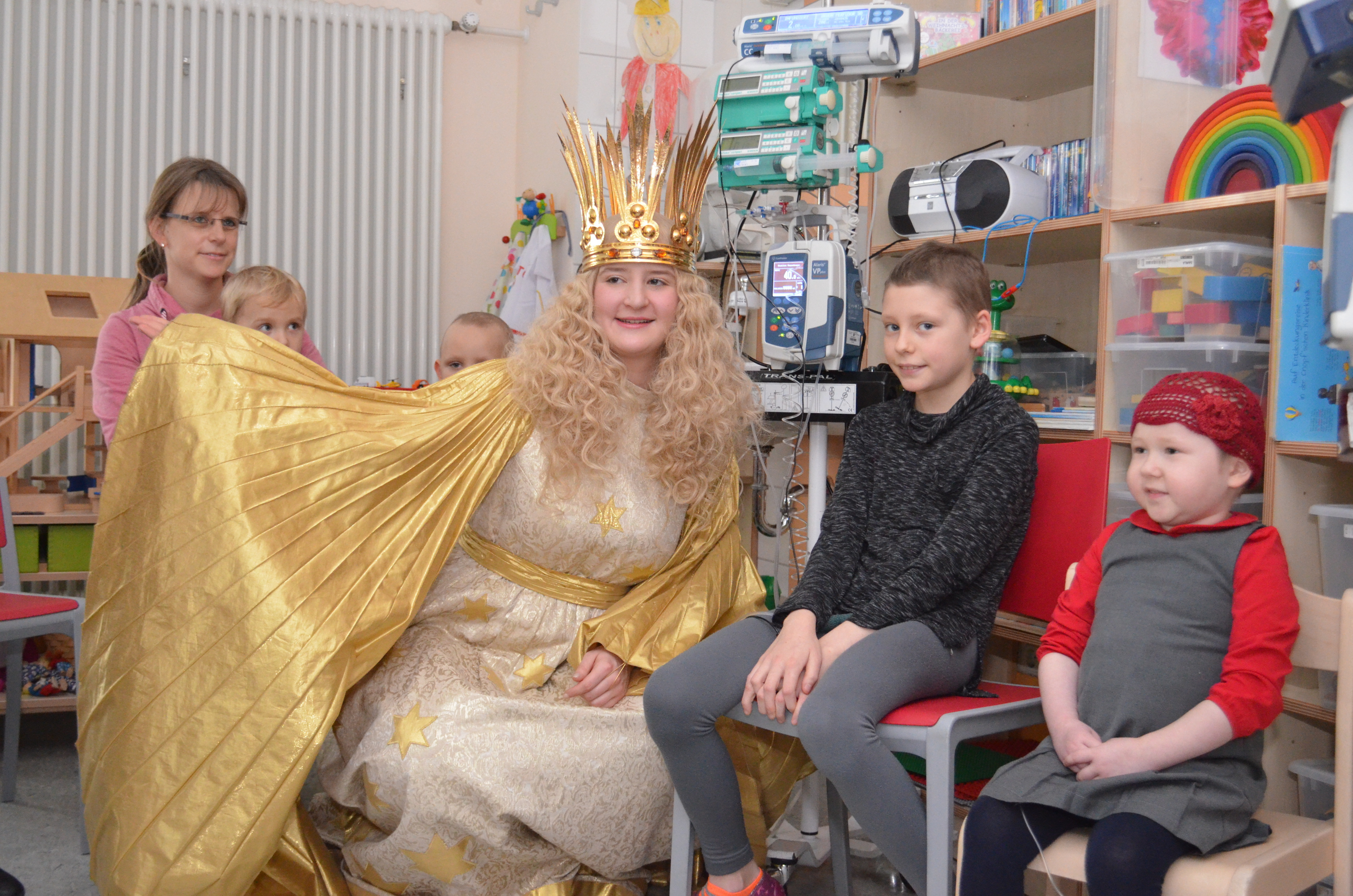 Das Nürnberger Christkind besucht die Station Regenboden der Cnopfschen Kinderklinik.