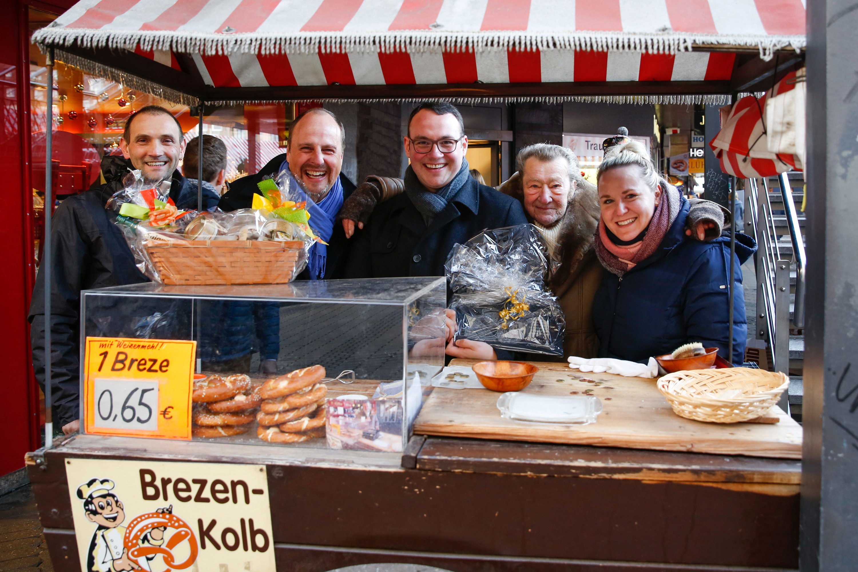 Gunter Seifert war 34 Jahre lang mit seinem mobilen Brezenwagen am Nürnberger Hauptmarkt für das Unternehmen Brezen Kolb tätig. Nun geht der 88-Jährige, der in ganz Nürnberg als der „Brezen-Mann“ bekannt ist, in den Ruhestand und wurde von den Geschäftsführern Jessica und Peter Kolb sowie dem 2. Bürgermeister Christian Vogel feierlich verabschiedet.