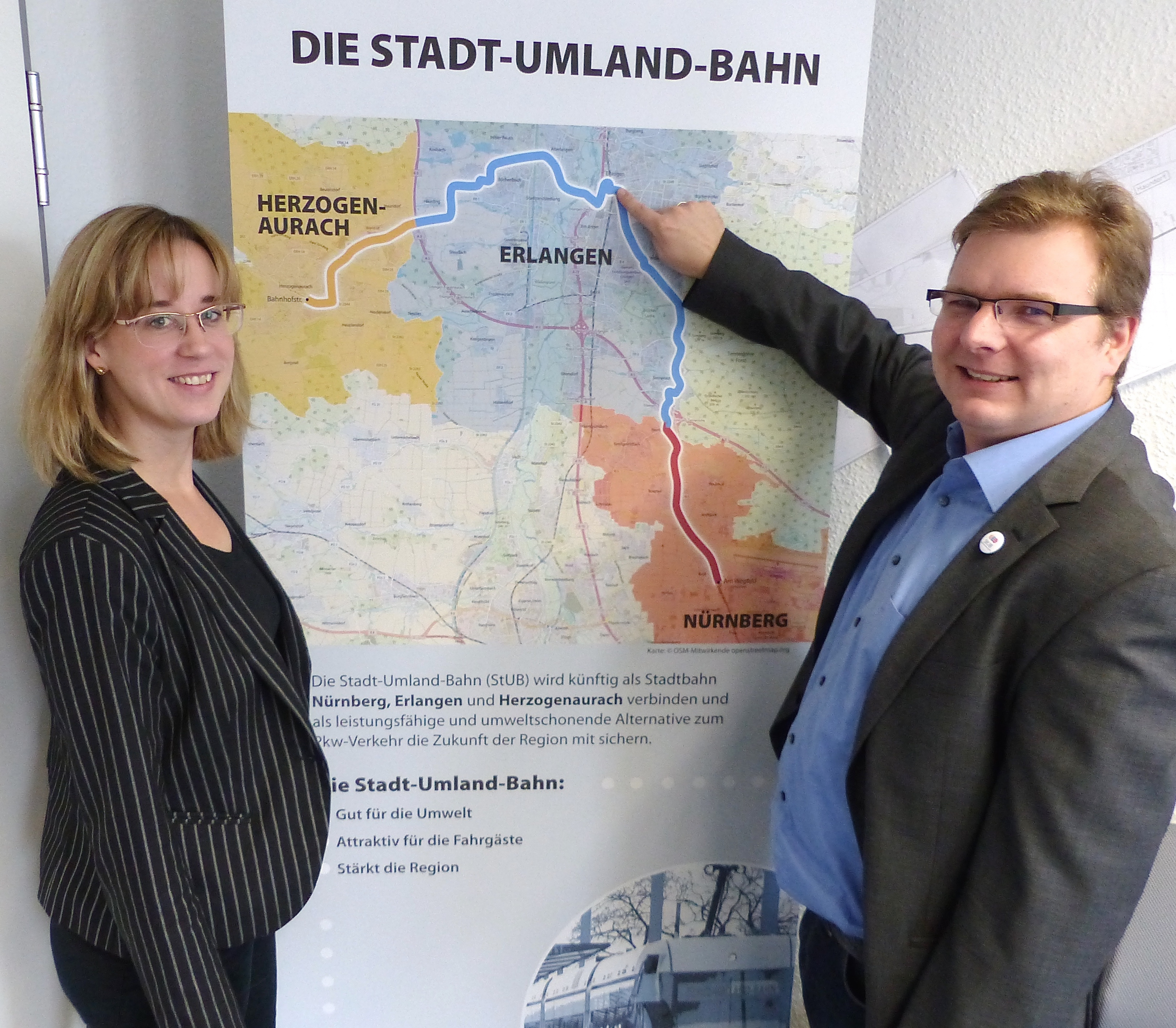 Zwar immer noch vorläufig, aber doch schon sehr konkret: Kommunikationsmanagerin Stefanie Dietz und Geschäftsleiter Daniel Große-Verspohl vor der Karte mit dem geplanten Streckenverlauf. Foto: © Uwe Müller