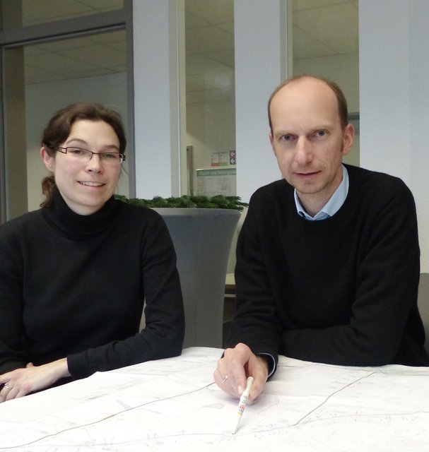 Vieles muss beachtet werden: Antonia Kärgel (Teilprojektleiterin Umweltbelange) und Florian Gräf (Technischer Leiter) bei der Planung. Foto: © Uwe Müller