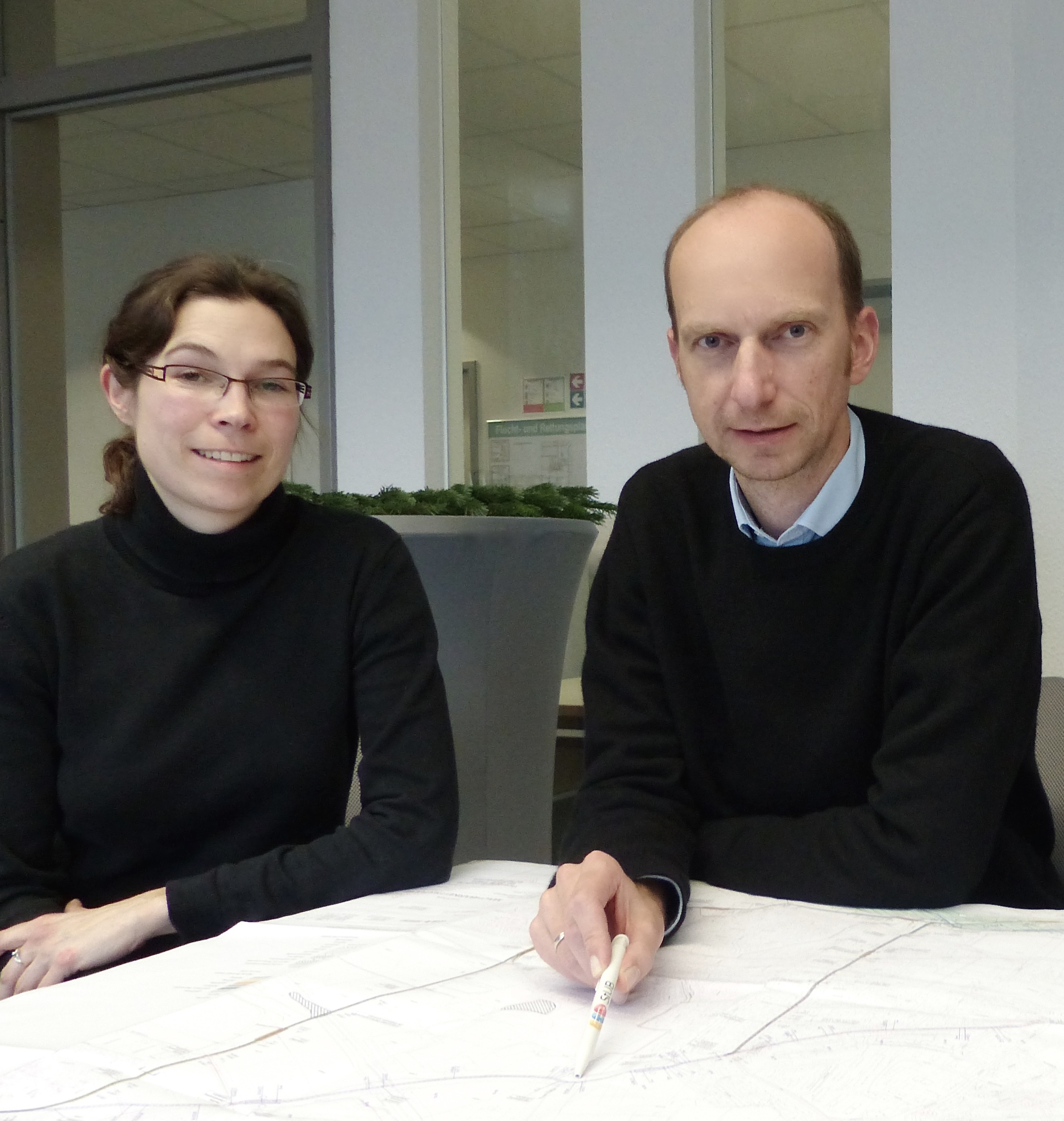 Vieles muss beachtet werden: Antonia Kärgel (Teilprojektleiterin Umweltbelange) und Florian Gräf (Technischer Leiter) bei der Planung. Foto: © Uwe Müller