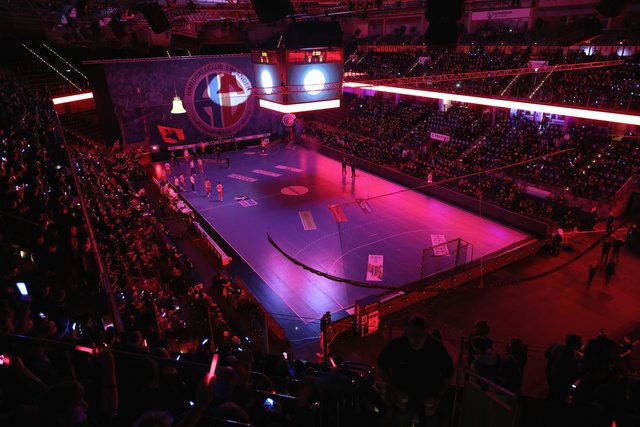 (© HJKrieg, Erlangen): Tolle Stimmung der über 6.000 Fans in der Arena Nürnberger Versicherung zur BLACK NIGHT