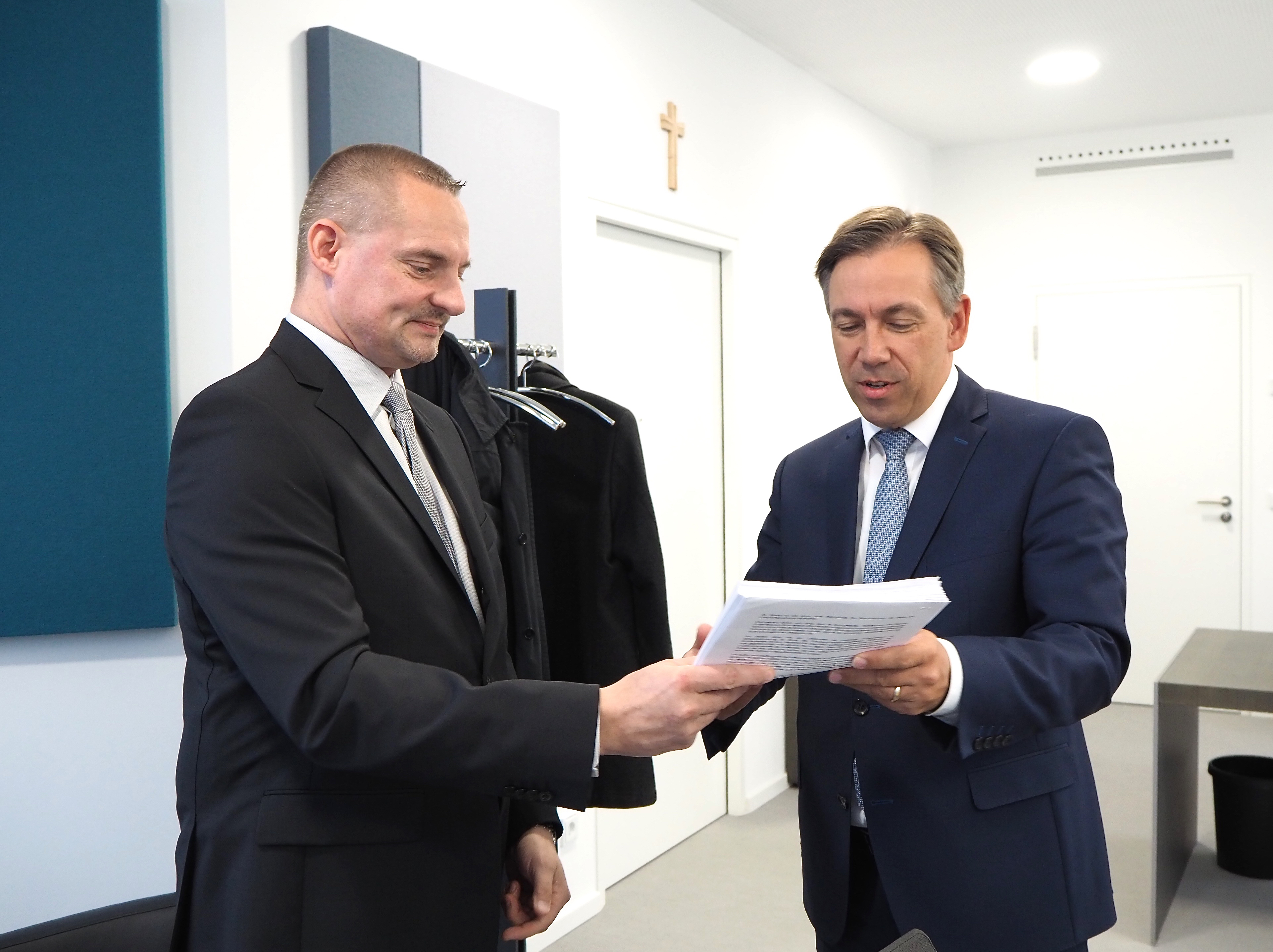 Andreas Aschenbrenner, Elternbeiratsvorsitzender der Ritter-Wirnt-Realschule in Gräfenberg (l.), übergibt Landrat Alexander Tritthart die Unterschriftenliste mit 142 Namen. Foto: LRA ERH