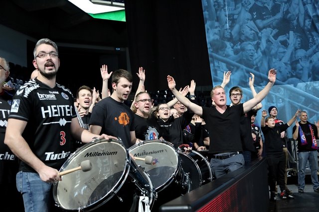 (© HJKrieg, Erlangen) - HC Erlangen: die "Supportes Crew" peitscht die Mannschaft und die 6000 Fans an