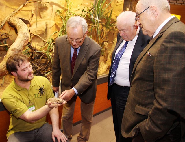 Christian Dienemann, Zoopädagoge Tiergarten Nürnberg, mit  Dr. Wilhelm Polster, Dr. Günther Beckstein, Klaus J. Teichmann (v.l.). | Foto: tom