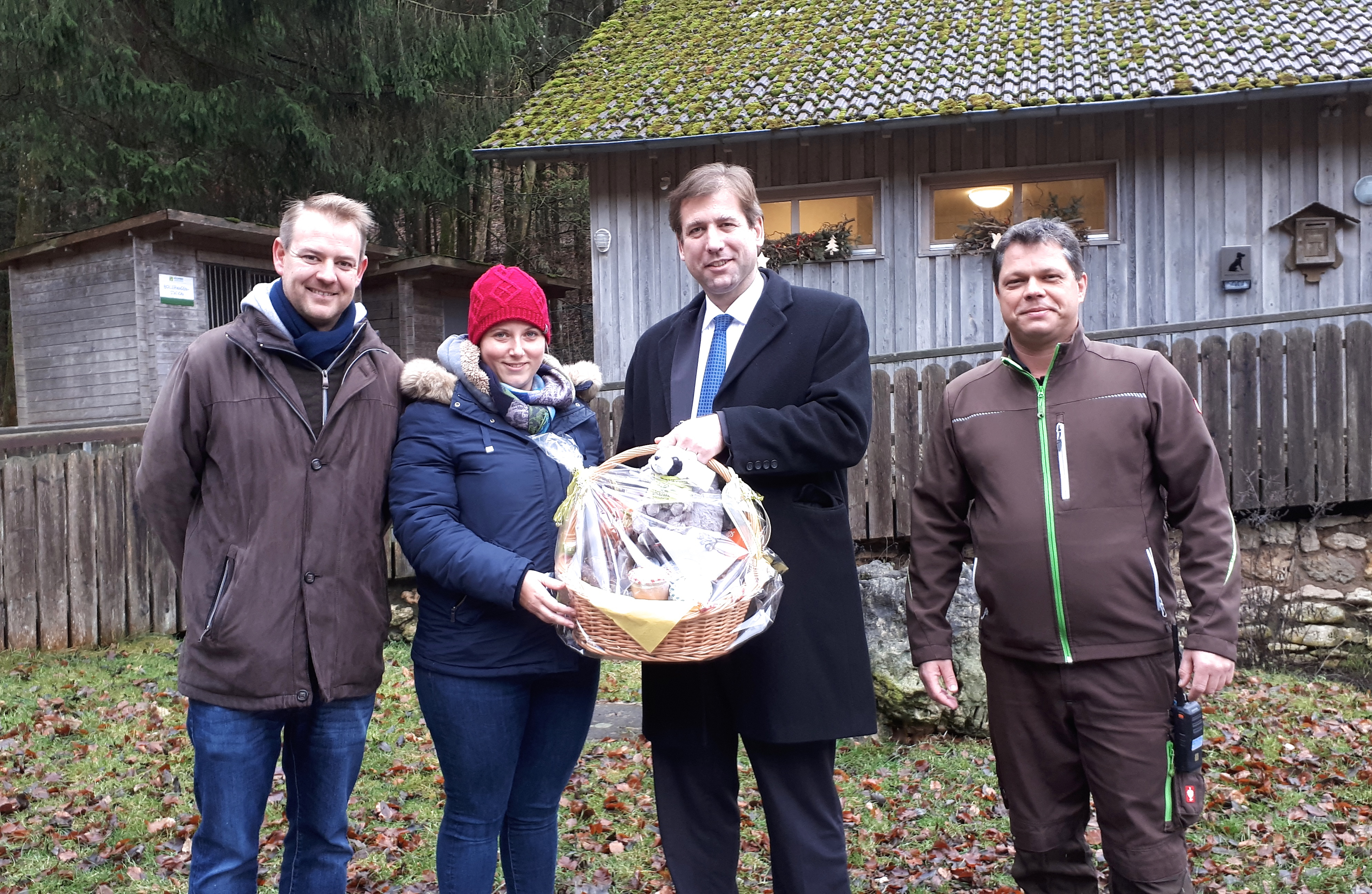 Die Jubiläumsbesucher aus Bayreuth bekommen von Landrat Dr. Hermann Ulm (M.) und Wildparkleiter Daniel Schäffer (r.) ein Präsent überreicht. Foto: © Landratsamt Forchheim