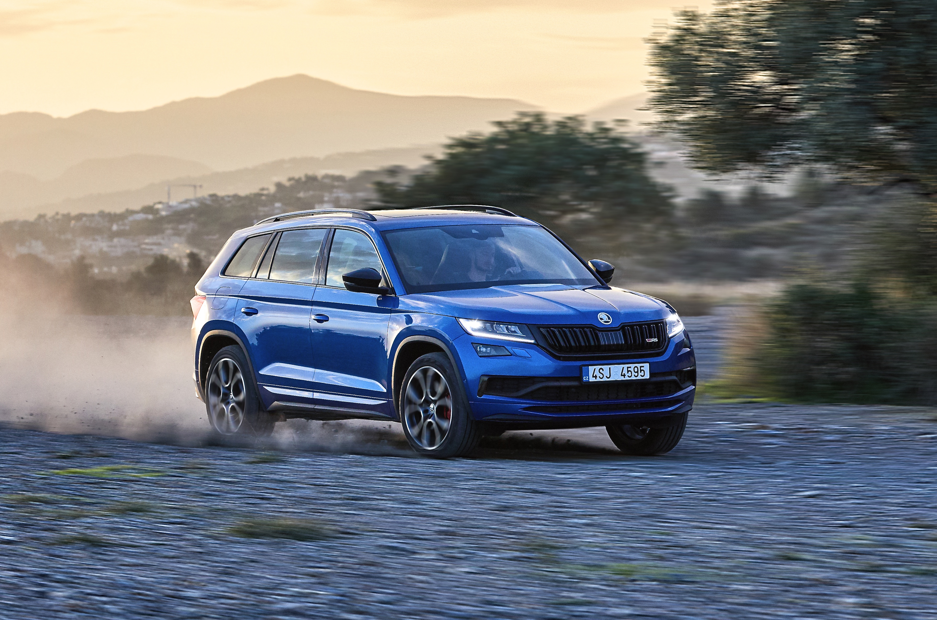 Damit der RS auf Anhieb als Sportler in der Kodiaq-Familie erkannt wird, bekam der Dynamiker ein neues RS-Logo, rote Bremssättel und fährt zum ersten Mal in der Markengeschichte auf 20 Zoll-Rädern vor. Foto: Auto-Medienportal.Net/Skoda