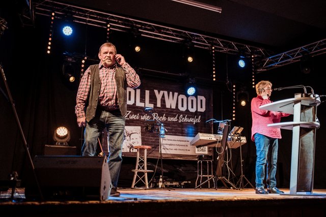 Walburga Heger und Robert Schmitt trugen zwei Sketche zum Thema "Feuerwehr" in fränkischer Mundart vor. | Foto: Feuerwehr Forchheim