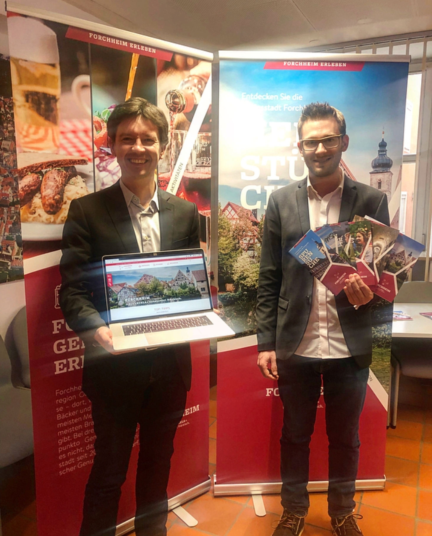 Der Wirtschaftsförderer der Stadt Forchheim, Viktor Naumann (links), und Nico Cieslar, Leiter der Tourist-Information, stellen die neuen Broschüren vor.