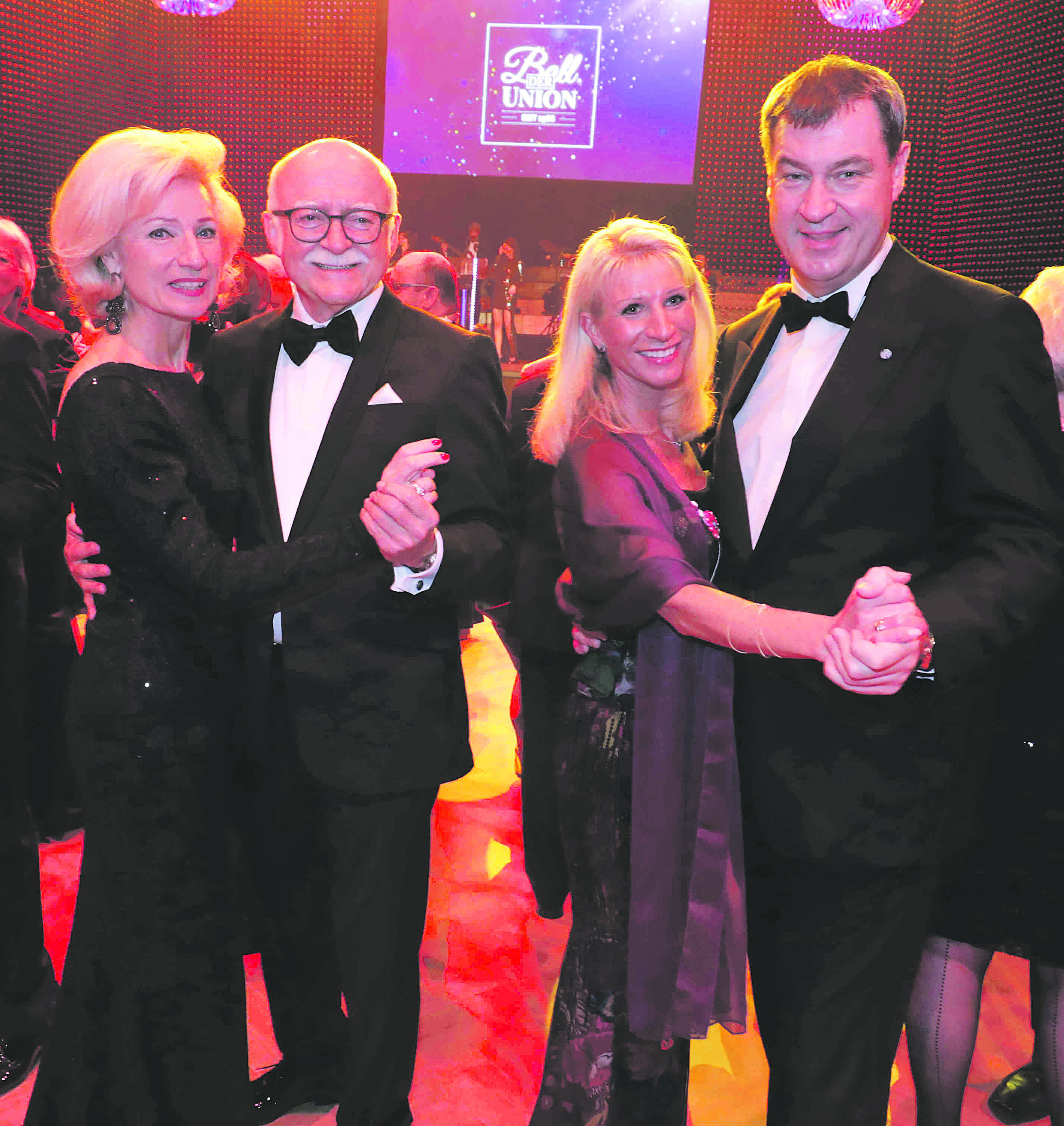 Ministerpräsident Dr. Markus Söder (r.) mit Gattin Karin, Unternehmer Gerd Schmelzer mit Ehefrau Prof. Julia Lehner.
