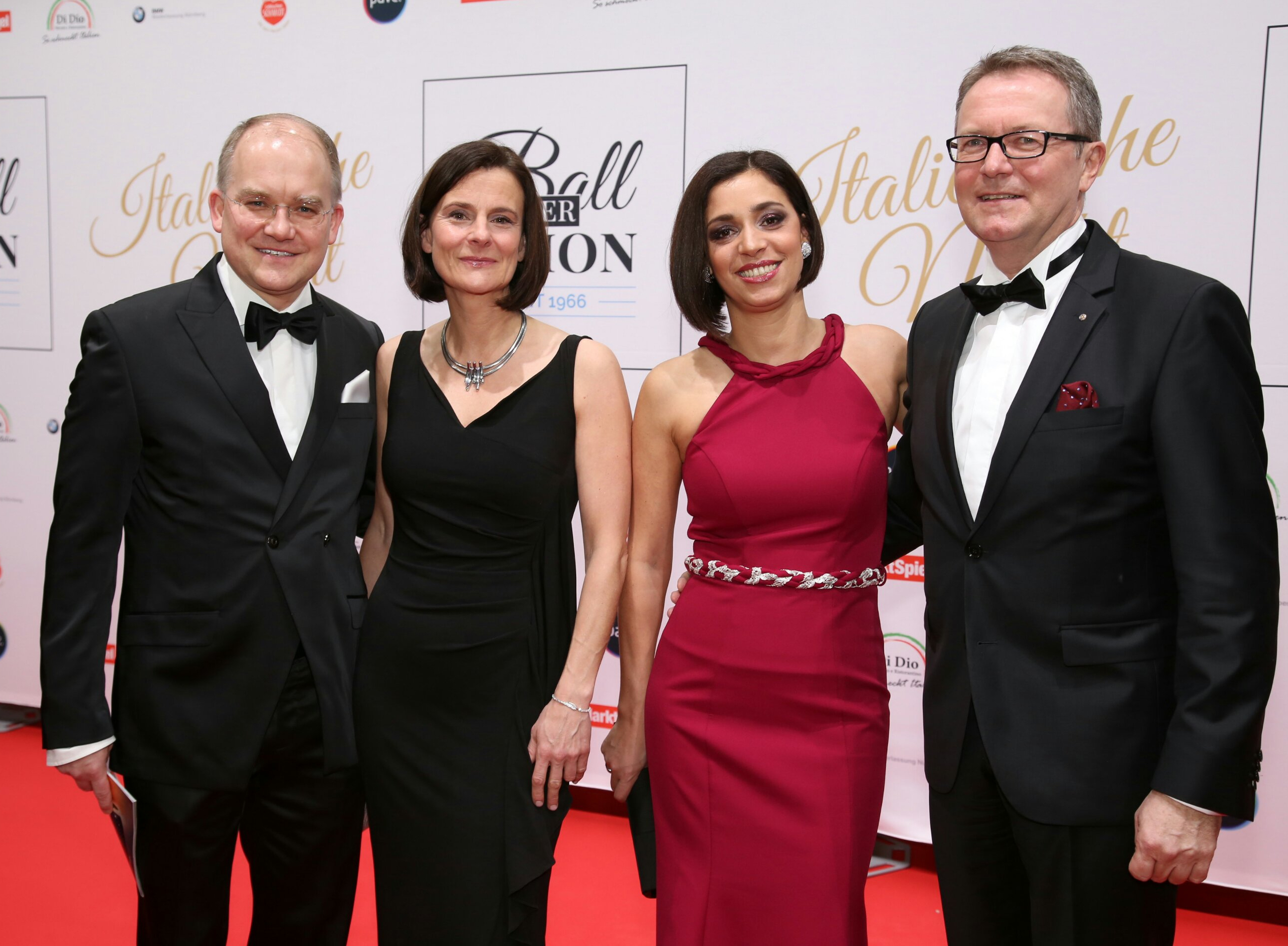 Fühlen sich wohl auf dem Ball der Union: CSU-MdB Sebastian Brehm (li.) mit Gattin Barbara Hauerstein, Handwerkskammerpräsident Thomas Pirner mit Vanessa Fiore. Foto: Admave