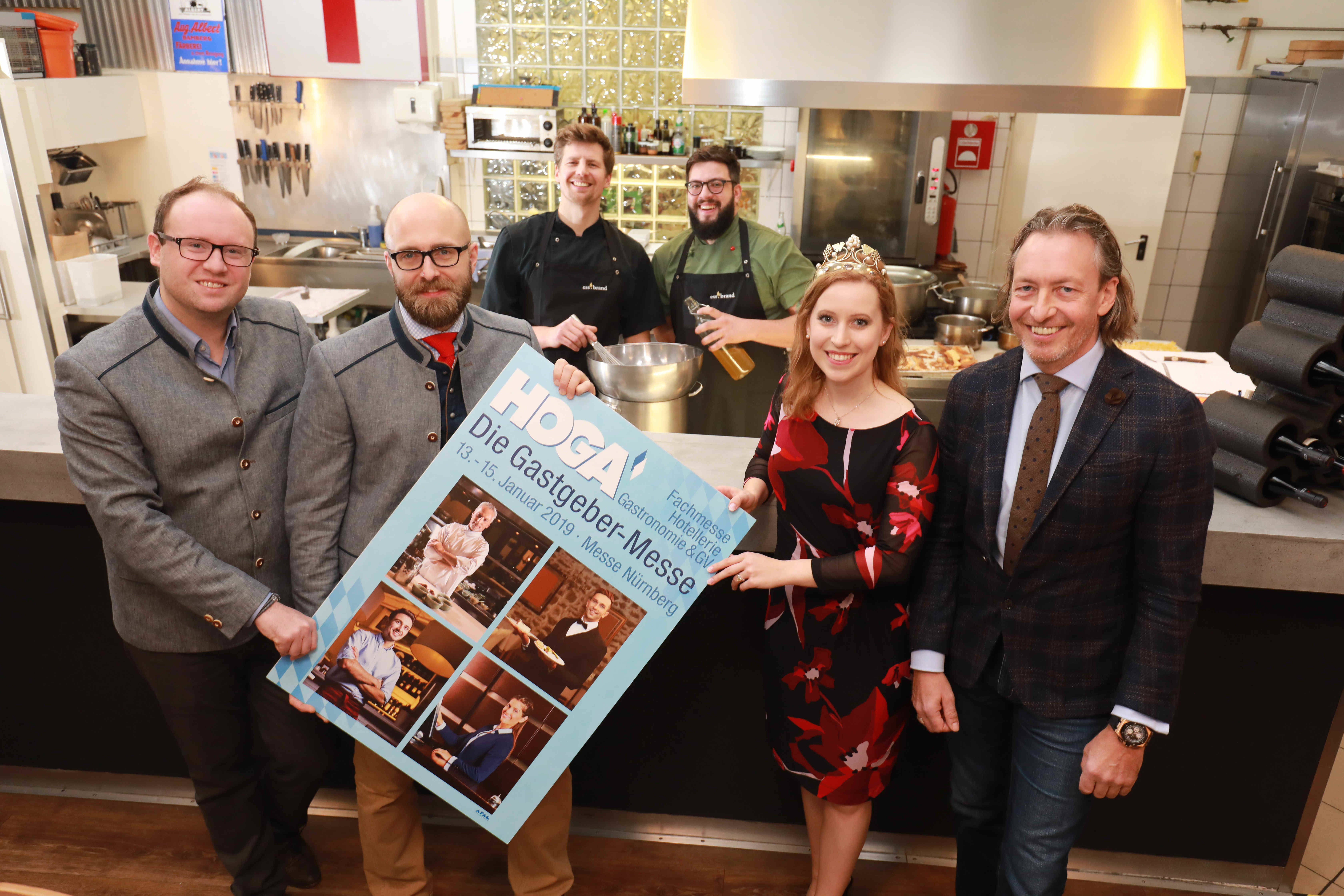 Beim Presse-Genuss-Event gab es bereits einen Vorgeschmack auf das Angebot der HOGA 2019 (v.l.): Henning und Thilo Könicke, die Küchenchefs Till-Jonas Heinz und Giorgi Gvaramadze, Fränkische Weinkönigin Klara Zehnder sowie DEHOGA Vizepräsident Thomas Förster.