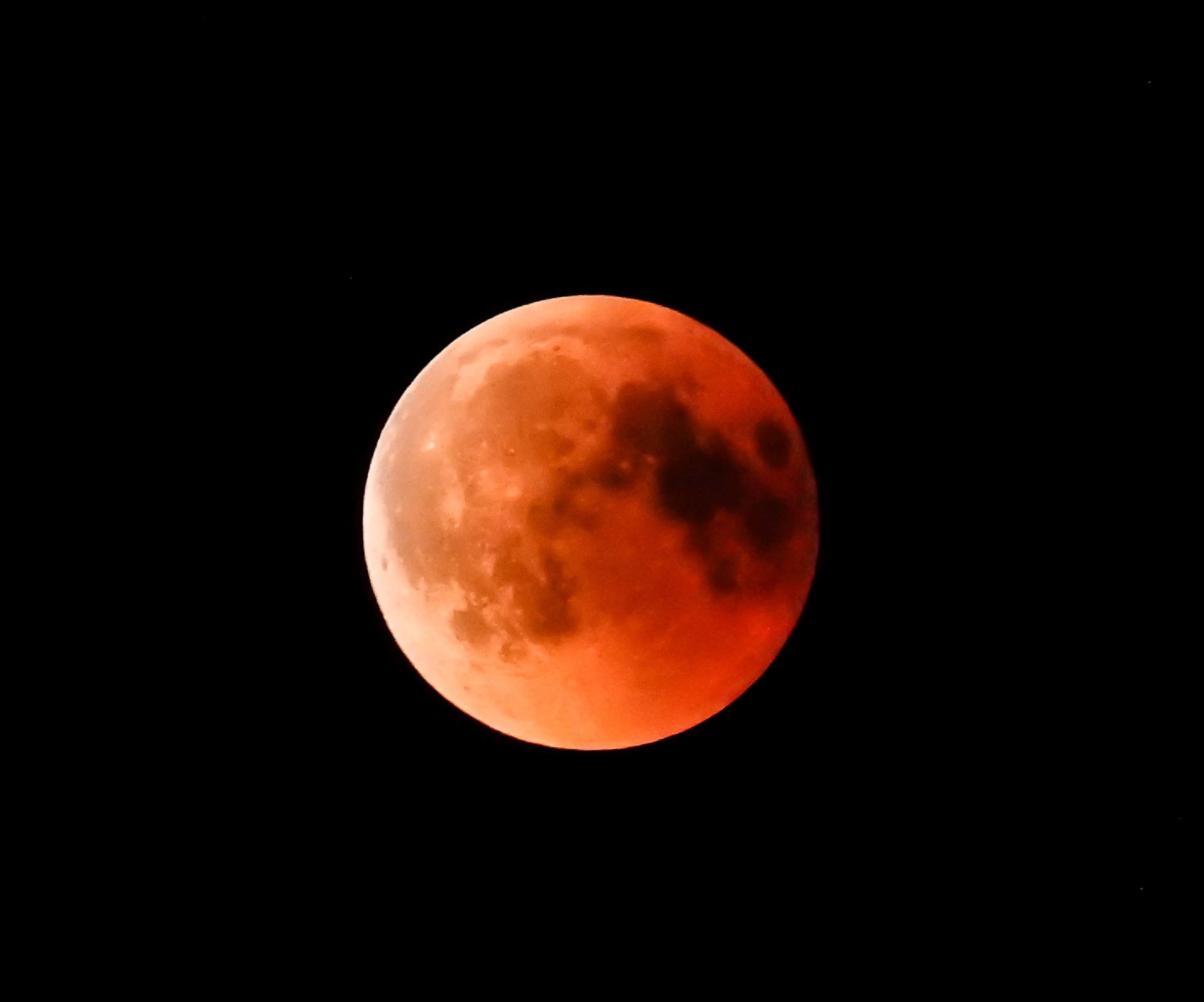 Der Mond verfärbt sich (optisch) rot und ist in den Wintermonaten näher an der Erde. Deshalb erscheint er uns auch größer als sonst.