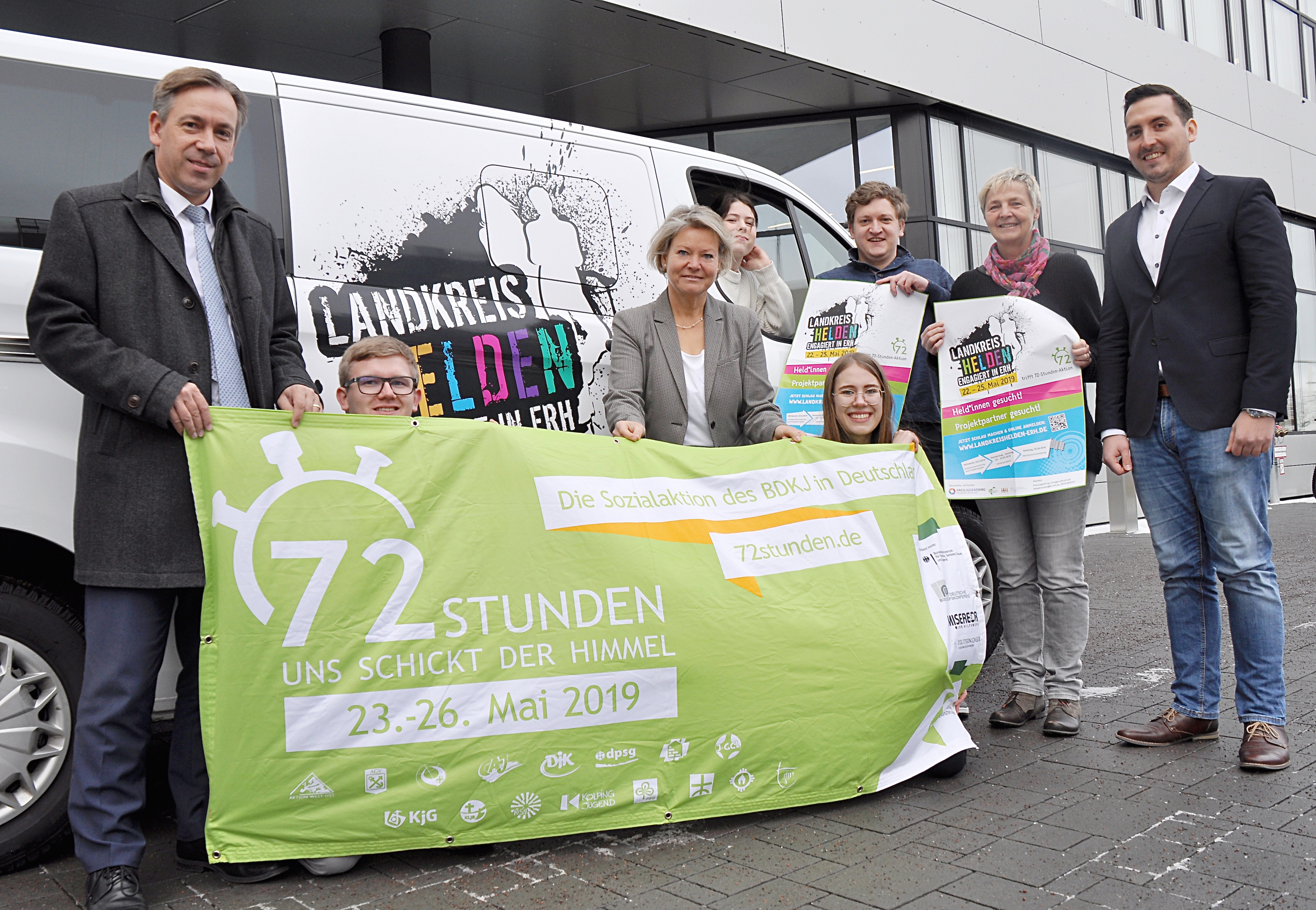Setzen bunte Akzente im grauen Schmuddelwetter: Landrat Alexander Tritthart, Alexander Zips (BDKJ), Jugendamtsleiterin Heike Krahmer, Hannah Lorenz (KJR, im Bus), Eileen Weiß (BDKJ), Dominik Hertel (Vorsitzender Kreisjugendring ERH), Jutta Leidel vom Ehrenamtsbüro und Bildungskoordinator Sven Czekal. Foto: LRA ERH