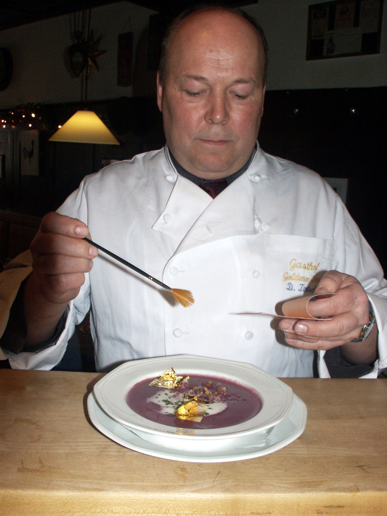 Es sieht edel aus, doch der Goldanteil ist verwindend gering: Nur zwei hauchdünne Blättchen kommen in die Suppe.
