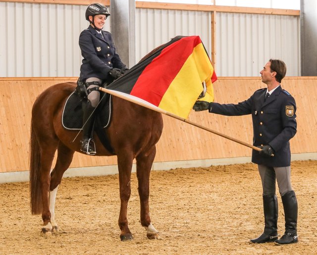 Training für den klassischen Einsatz bei Demos oder Fußballspielen. Die Fahne wedelt dem Pferd um den Kopf, es darf nicht scheuen, sondern muss auf seine Reiterin vertrauen. | Foto: Nicole Fuchsbauer