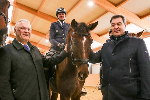 Ministerpräsident Dr. Markus Söder und der Bayerische Innenminister Joachim Herrmann bei der Vorstellung der neuen Reiterstaffel in Nürnberg. | Foto: Nicole Fuchsbauer