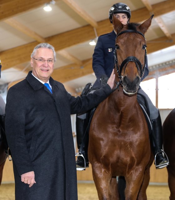 Der Bayerische Innenminister Joachim Herrmann erzählt, die neuen Polizeireiter verfügen über sehr gute Reitkenntnnisse und sie wurden in einer dreimonatigen Ausbildung in München weiter qualifiziert. | Foto: Nicole Fuchsbauer