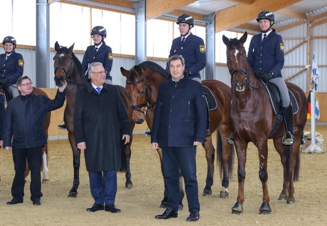 Die ersten vier Pferde der neuen Reiterstaffel in Nürnberg sind in Ausbildung. Vorgestellt von Ministerpräsident Dr. Markus Söder (r.), dem Bayerischen Innenminister Joachim Herrmann und MdB Gerhard Eck (l.). | Foto: Nicole Fuchsbauer