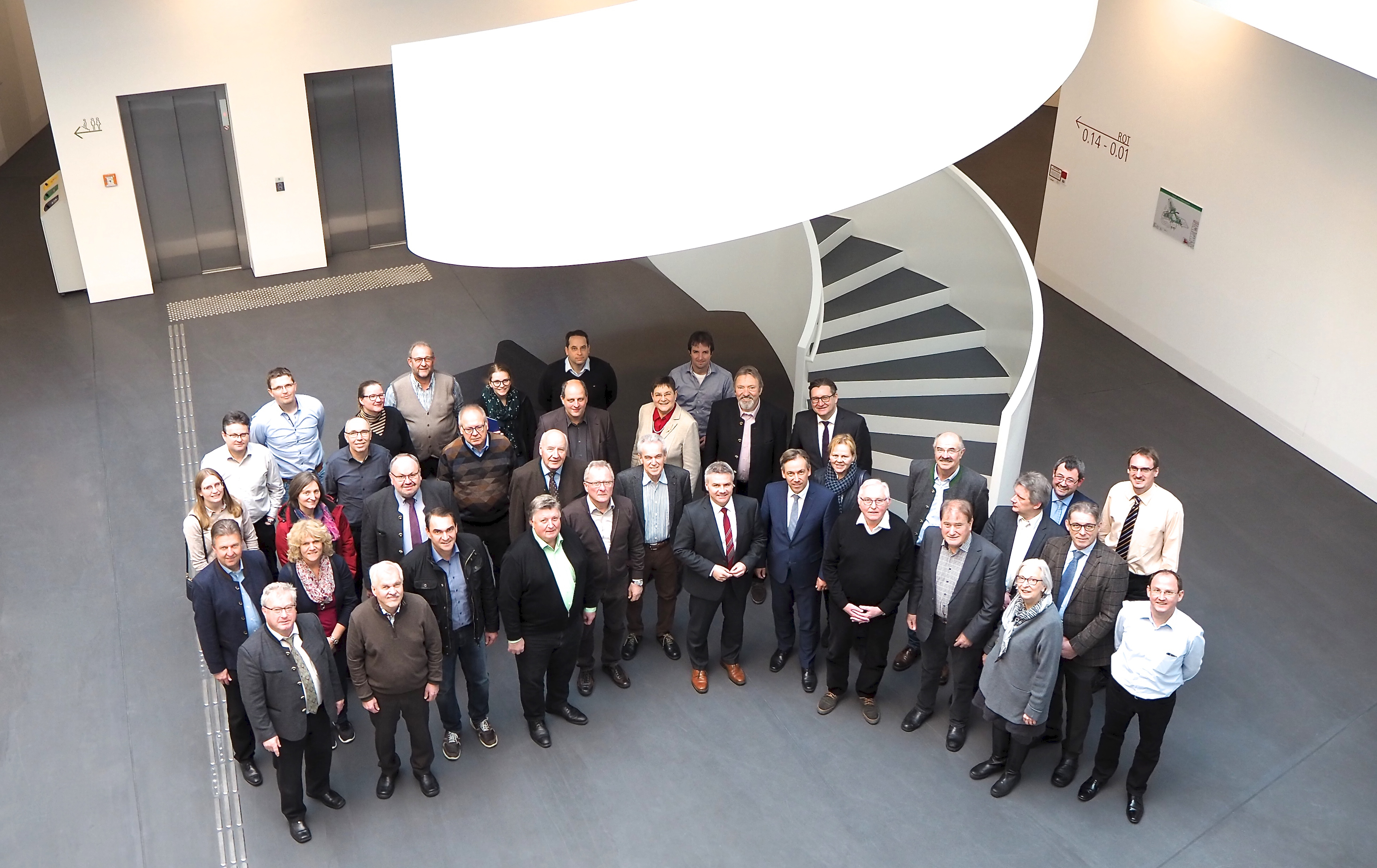 Die von Landrat Peter Dreier (vorn Mitte) geleitete Delegation aus Landshut ließ sich von Alexander Tritthart (rechts neben Dreier) den Neubau zeigen. Foto: LRA ERH