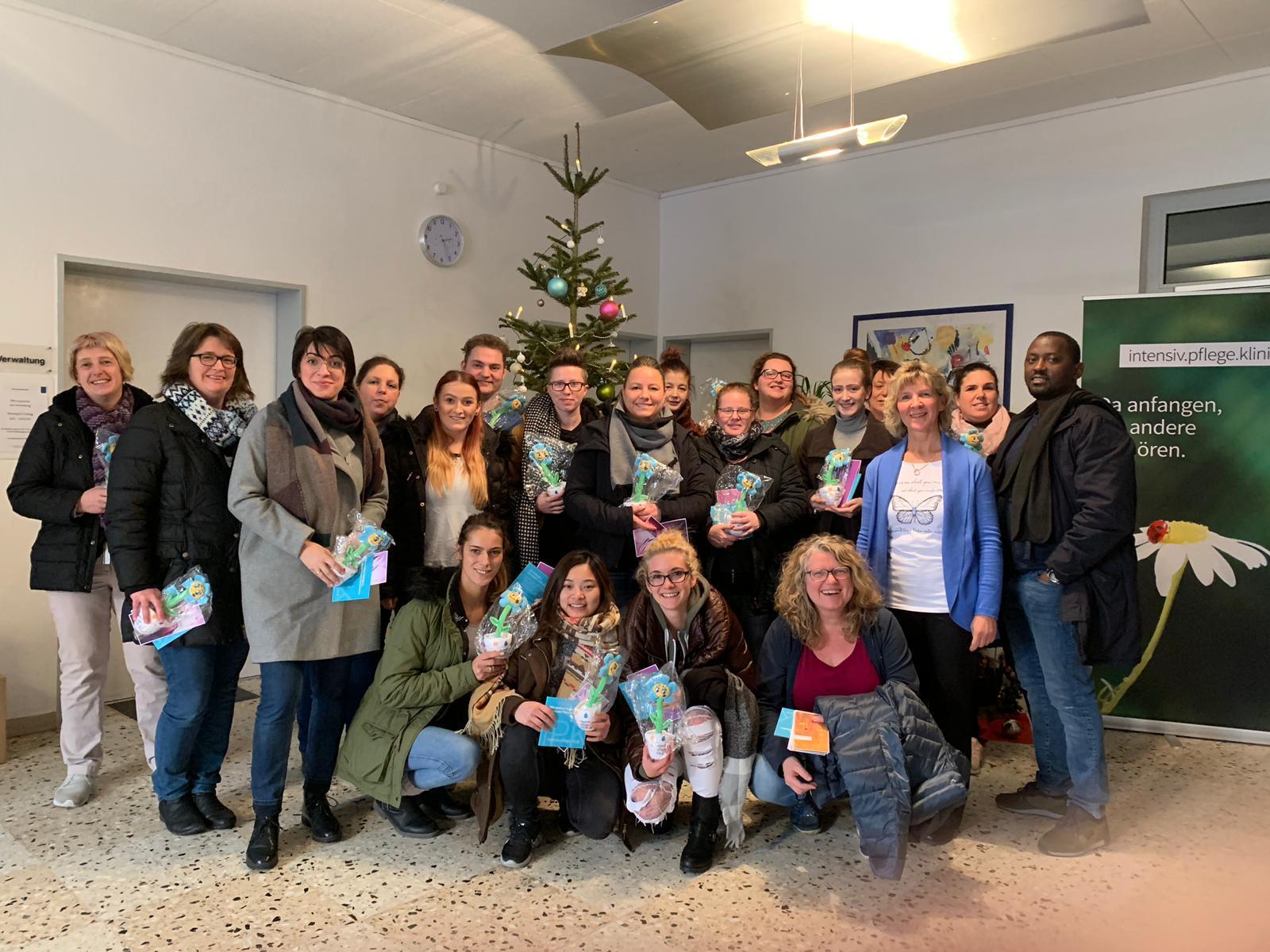 Besuch in der IPK Intensivpflegeklinik Schwaig: Altenpflegeschülerinnen und -schüler der Berufsfachschule für Altenpflege der Diakonie Neuendettelsau in Lauf an der Pegnitz mit Schulleiterin Waltraud Wießner und IPK Repräsentantin Gabriele Lerch.