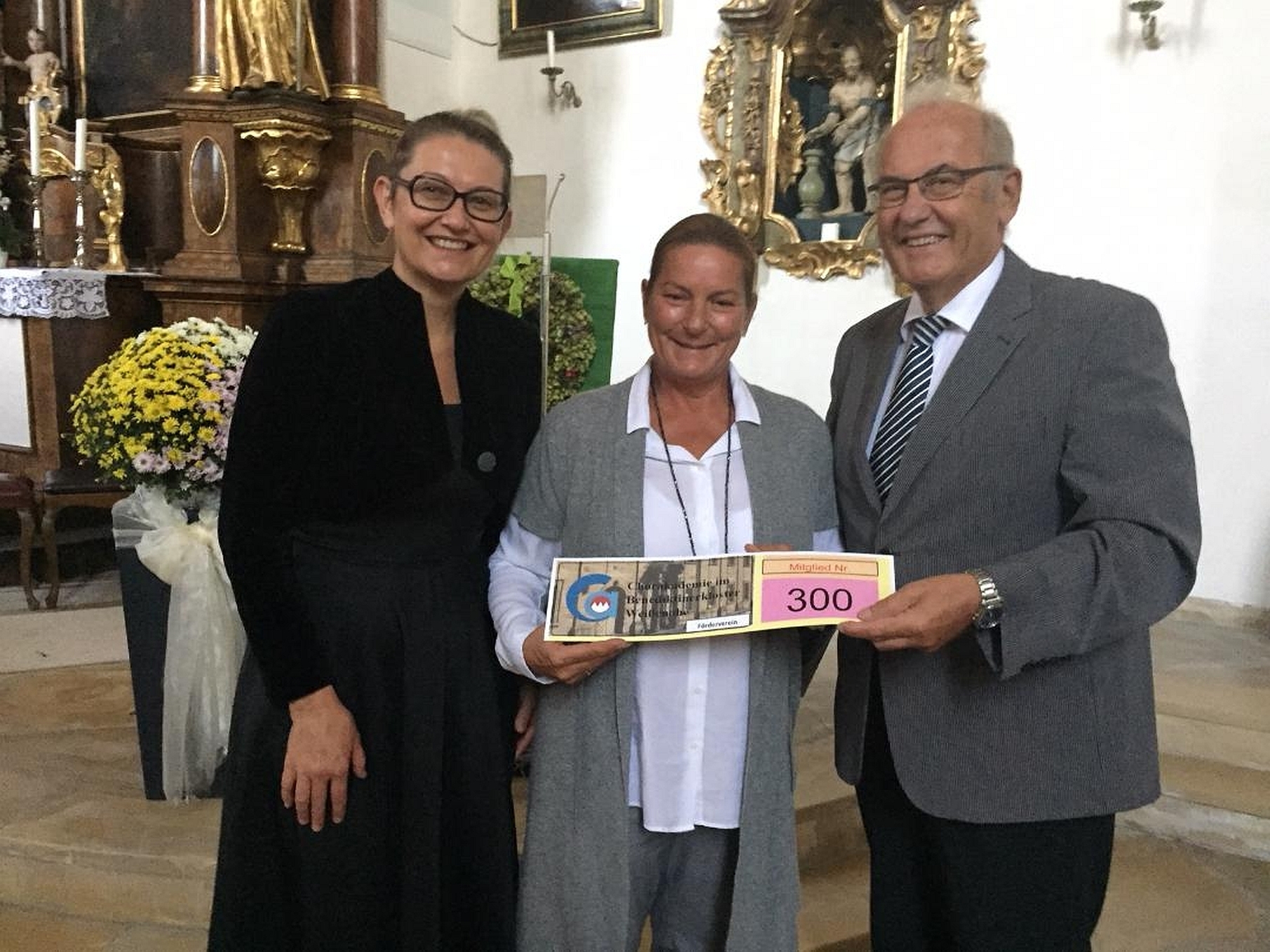 Gemeinsam mit der Vizepräsidentin des Fränkischen Sängerbundes Kerstin Homberg (links) überreichte Eduard Nöth Sandra Loew aus Wernberg-Köblitz in der Oberpfalz symbolisch den 300. Mitgliedsausweis.