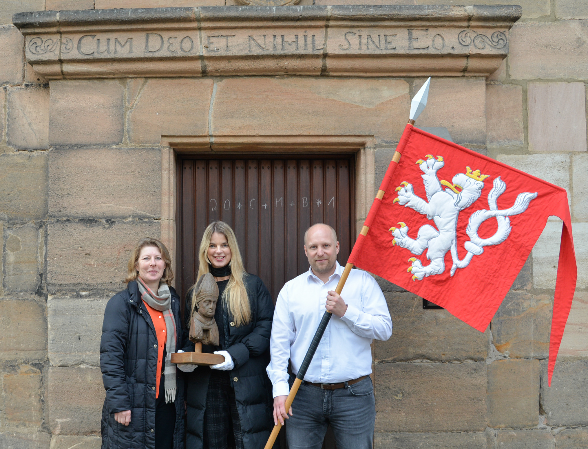 Die Organisatorinnen Regina Rosner und Dr. Ina Schönwald mit dem Fachgebietsleiter für Kultur, Sport und Tourismus im Laufer Rathaus, Michael Meye. Die Büste eines unbekannten Bischofs aus der abgebrannten Spitalkirche St. Leonhard und die böhmi- sche Standarte, gefertigt vom Theater Tabór, werden zwei der rund 90 gezeigten Exponate der Ausstellung „Zeit-ab-gleich“ in beiden Städten sein.