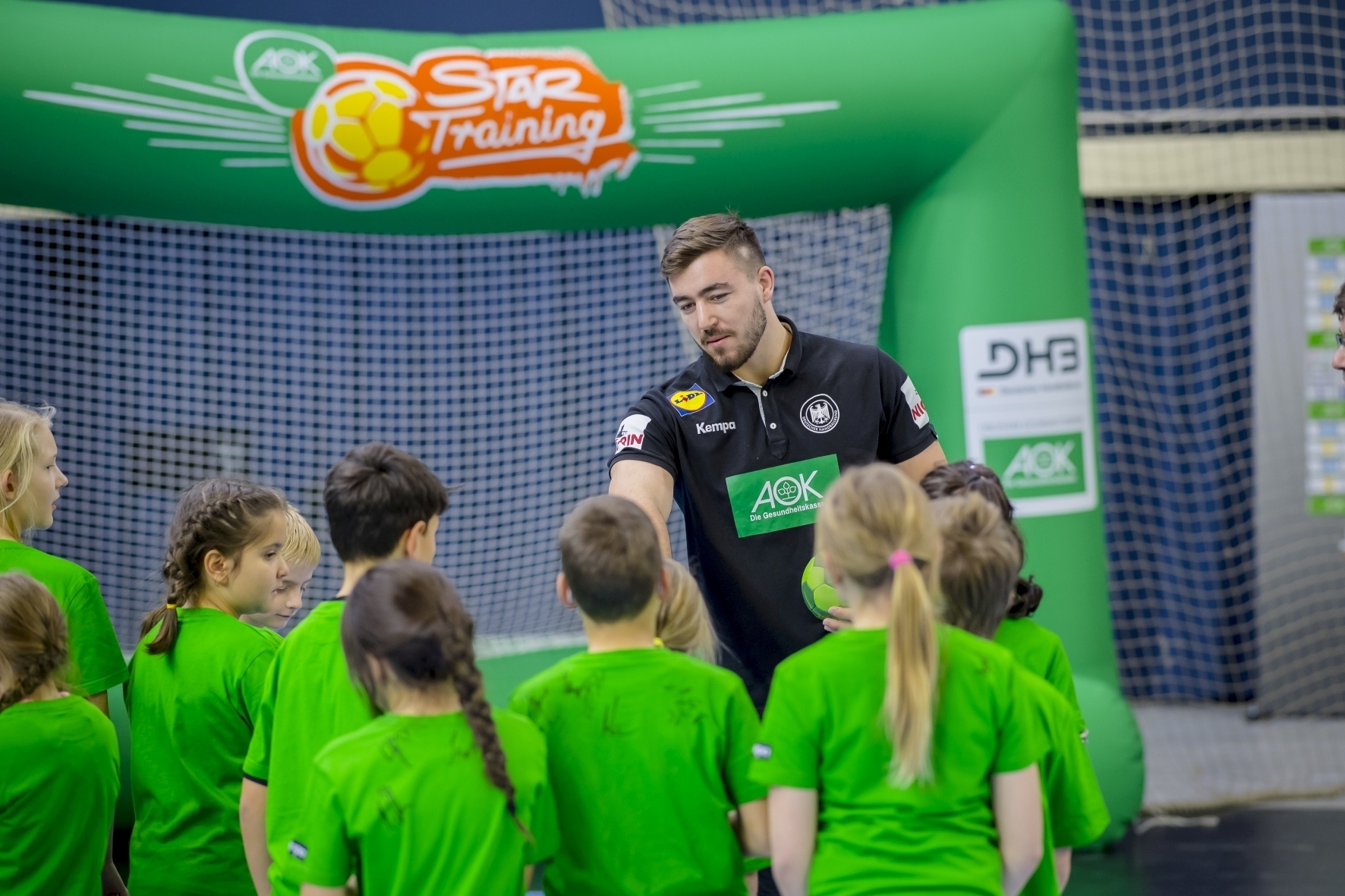 Handballtraining mit den Stars. Möglicherweise gibt Jannik Kohlbacher, Kreisläufer in der deutschen Nationalmannschaft, demnächst seine Profi-Tipps an Grundschüler in unserer Region.
© Sascha Klahn/DHB