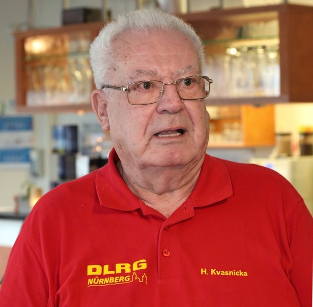 (Foto: HJKrieg, Erlangen): Von Anfang an dabei, die DLRG und Heinz Kvasnicka. Er freute sich über die vielen Teilnehmer an der „Aktion Seepferdchen“
