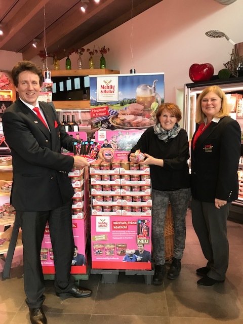 Marco Anderlik (Präsident Fastnacht-Verband Franken), Susanne Kleym (Geschäftsstellenleiterin Fastnacht-Verband Franken in Veitshöchheim),
Heike Prescher (Assistentin der Geschäftsleitung Mehlig & Heller) präsentierten die Fastnacht-Wurstedition. | Foto: Fastnacht-Verband Franken e.V.