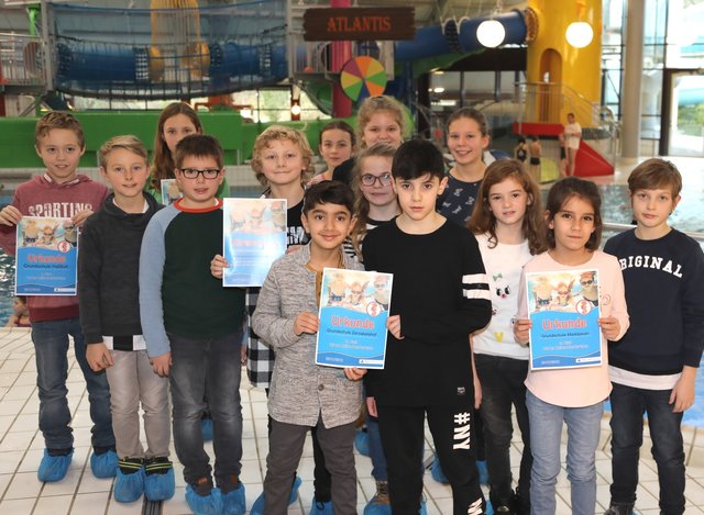 (Foto: HJKrieg, Erlangen): Die stolzen Sieger/innen der „Aktion Seepferdchen“ im Freizeitbad Atlantis