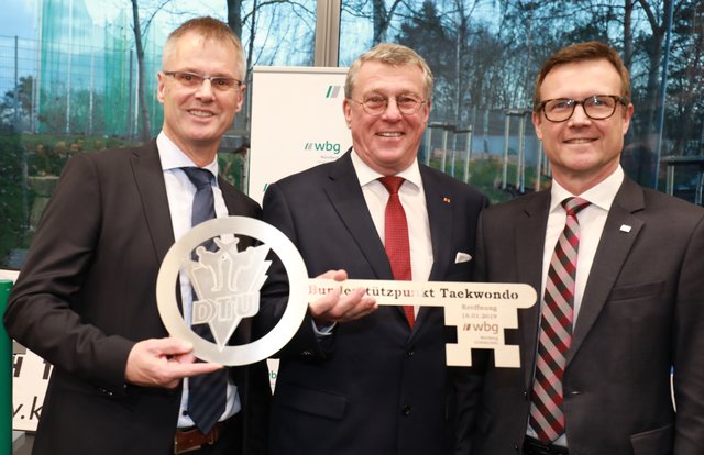 Schlüsselübergabe: Gerd Kohlhofer, Präsident der Bayerischen Taekwondo Union e. V. und Stefan Klawiter, Präsident der Deutschen Taekwondo Union e. V. erhalten aus den Händen des Geschäftsführers der WBG KOMMUNAL GmbH, Ralf Schekira, den symbolischen Schlüssel für den neuen Bundesstützpunkt Taekwondo (v.l.). | Foto: Udo Dreier