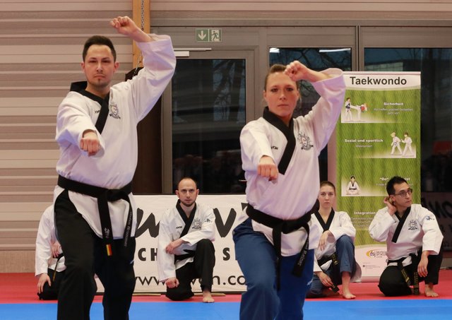 Im Anschluss an den Festakt zeigen einige Taekwondokas unter staunenden Blicken der Ehrengäste ihr Können. | Foto: Udo Dreier