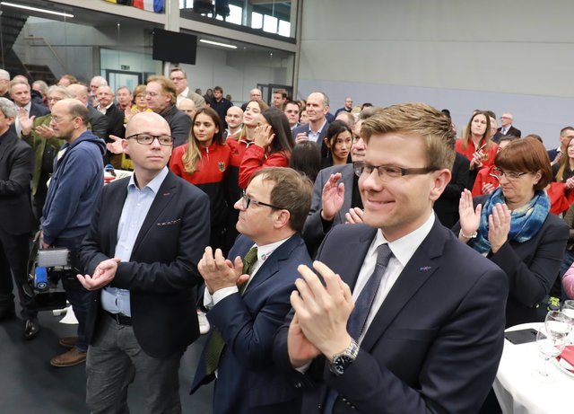 Eröffnung des Bundesstützpunktes Taekwondo Nürnberg mit Marcus König (r.), Vorsitzender der CSU-Stadtratsfraktion und Thorsten Brehm (3.v.r.), stellvertretender Vorsitzender der SPD-Stadtratsfraktion. | Foto: Udo Dreier