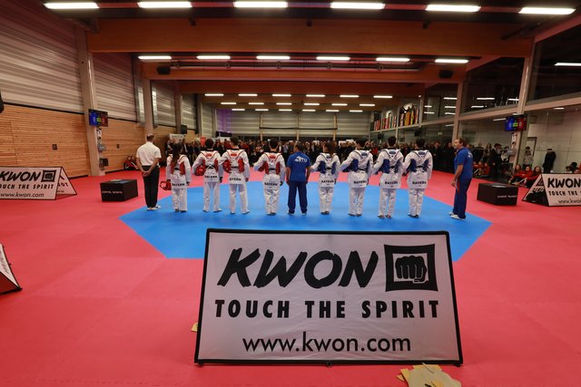 Im Anschluss an den Festakt zeigen einige Taekwondokas unter staunenden Blicken der Ehrengäste ihr Können. | Foto: Udo Dreier