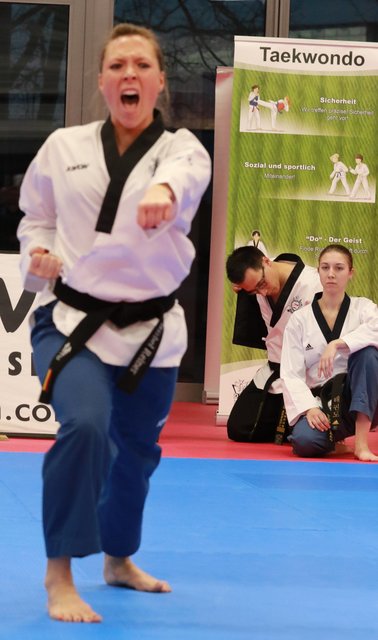 Im Anschluss an den Festakt zeigen einige Taekwondokas unter staunenden Blicken der Ehrengäste ihr Können. | Foto: Udo Dreier