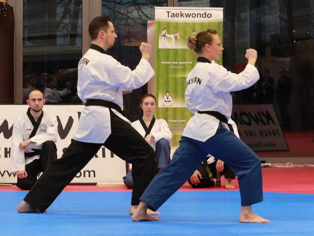 Im Anschluss an den Festakt zeigen einige Taekwondokas unter staunenden Blicken der Ehrengäste ihr Können. | Foto: Udo Dreier