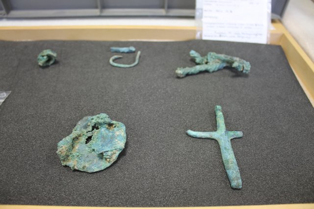 Noch ist nicht viel zu erkennen. Nach der Restauration sollen die Fragmente jedoch genau zugeordnet werden, ob es sich um Schmuck am Wagen oder um Eigentum des Verbrannten gehandelt hat.