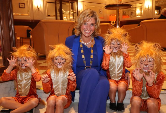 Die TV-Löwin und die kleinen Raubkatzen: Dagmar Wöhrl mit Karnevals-Nachwuchs (,,Bambinis Zirkus"). | Foto: © John R. Braun