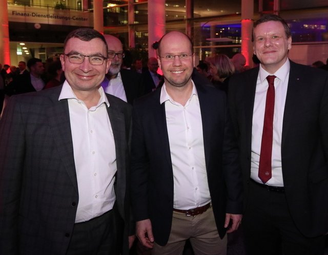 Peter Meier, NÜRNBERGER-Vorstand und Club-Aufsichtsrat, mit Club-Arzt Dr. med. Matthias Brem und FCN-Aufsichtsrat Christian Ehrenberg (v.li.). | Foto: © John R. Braun
